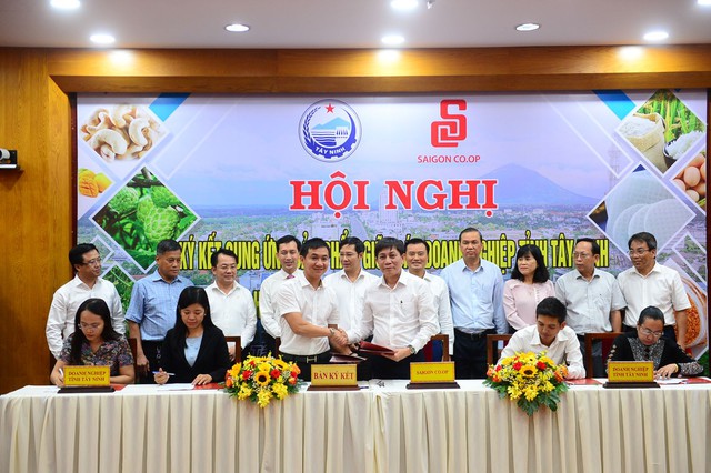 Saigon Co.op ký kết cung ứng sản phẩm của Tây Ninh - Ảnh 1.
