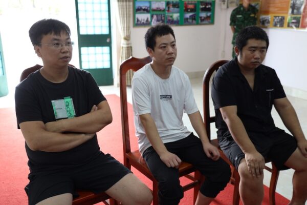Tây Ninh: Trục xuất ba người Trung Quốc xuất, nhập cảnh trái phép - Ảnh 1.