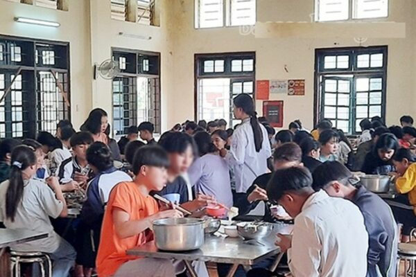 Bữa ăn trưa của học sinh trường THPT Chu Văn Thịnh ảnh 1
